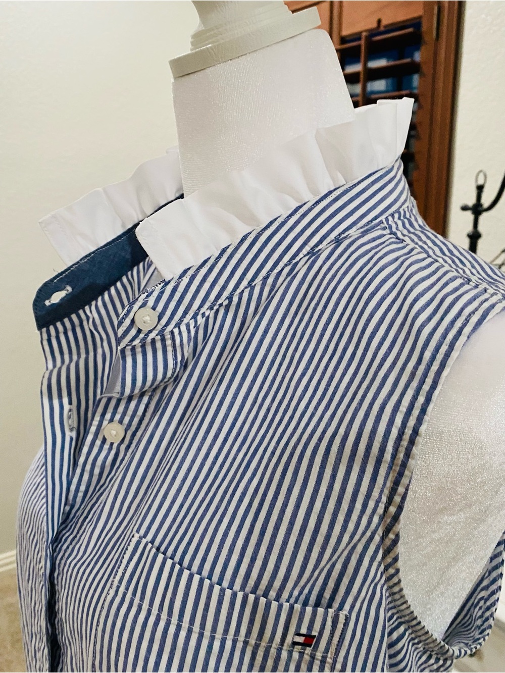 Tommy Hilfiger- REWORKED Women’s Striped Sleeveless Button-Front Shirt - Picture 3 of 3
